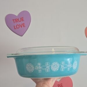 Vintage Pyrex turquoise lace medallion covered casserole 045
